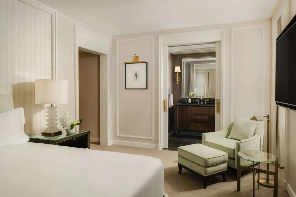 Elegantes Wohnzimmer mit Verbindung zum Badezimmer im Deluxe Zimmer