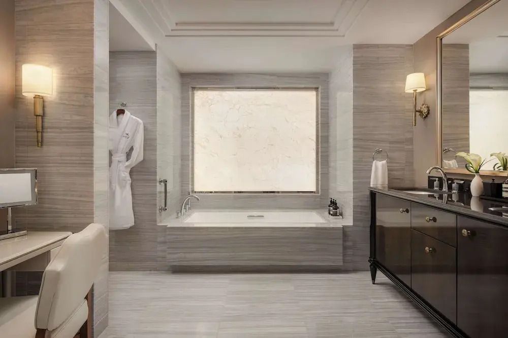 Elegantes Badezimmer mit großer Badewanne und edlen Armaturen