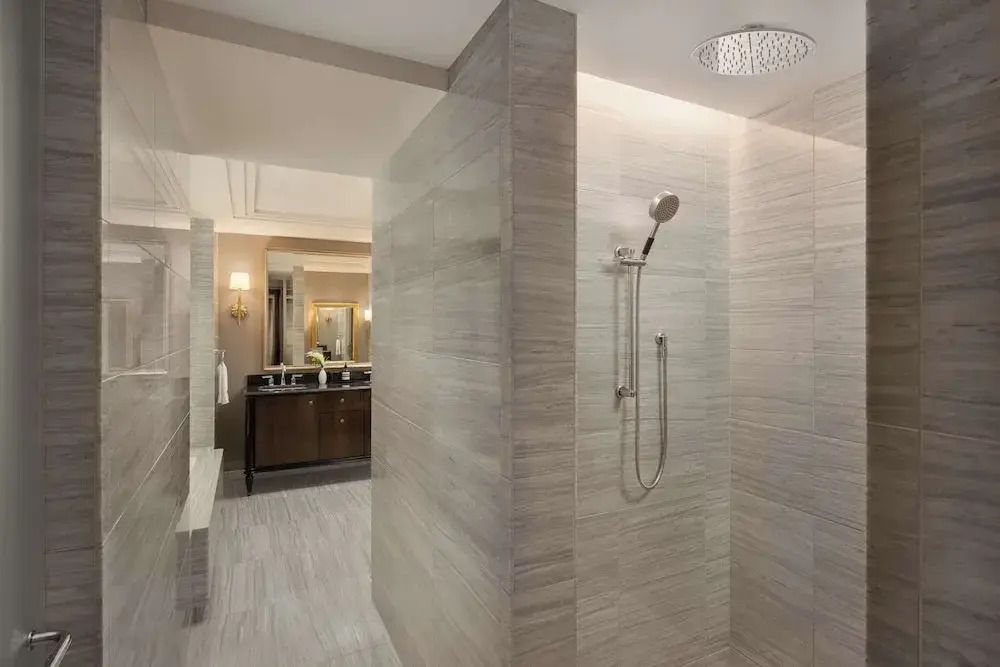 Große, stilvolle Dusche in einem modern gestalteten Badezimmer