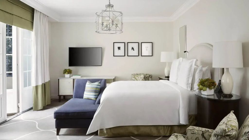 Elegantes Deluxe Doppelzimmer mit großem Bett und stilvoller Dekoration