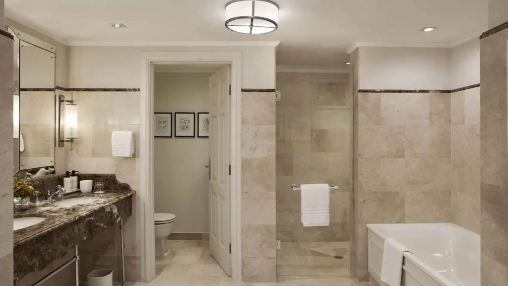 Modernes Badezimmer mit Dusche und Marmorfliesen