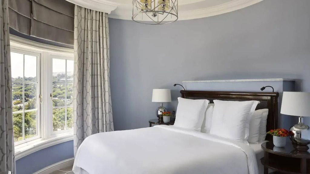 Elegantes Schlafzimmer mit Doppelbett und sanfter Beleuchtung