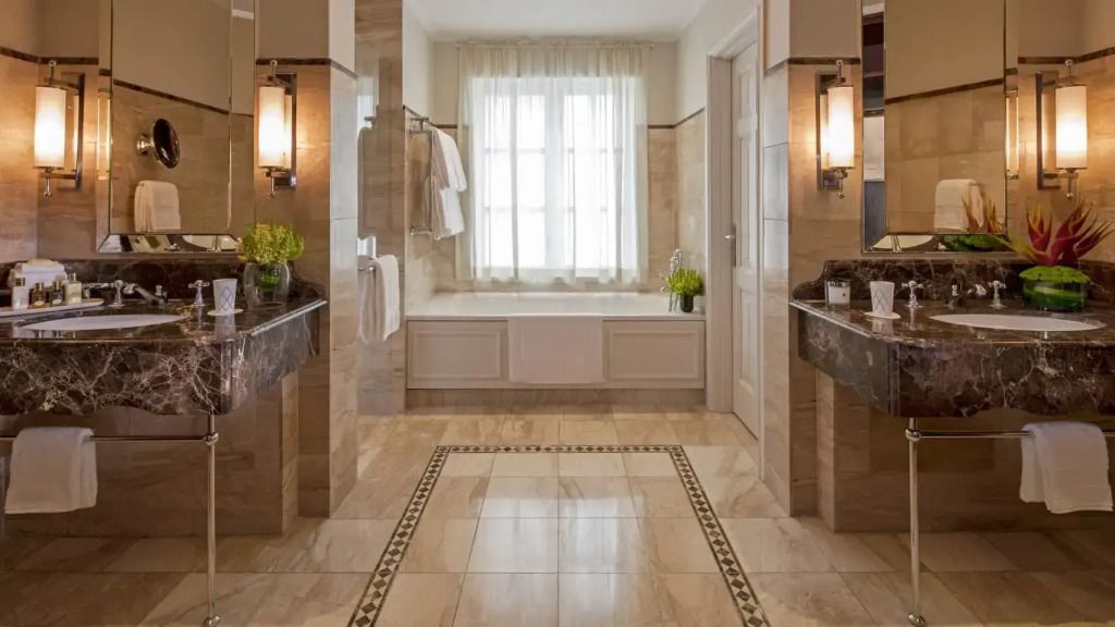 Geräumiges Badezimmer mit luxuriösen Marmoroberflächen und natürlichem Licht