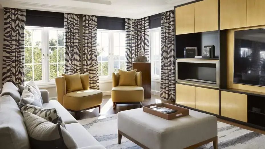 Helle Wohnzimmer-Ecke mit modernen Möbeln und großen Fenstern in der Royal Suite
