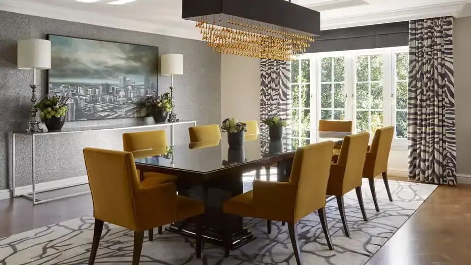 Edler Essbereich mit großem Tisch und goldenen Akzenten in der Royal Suite