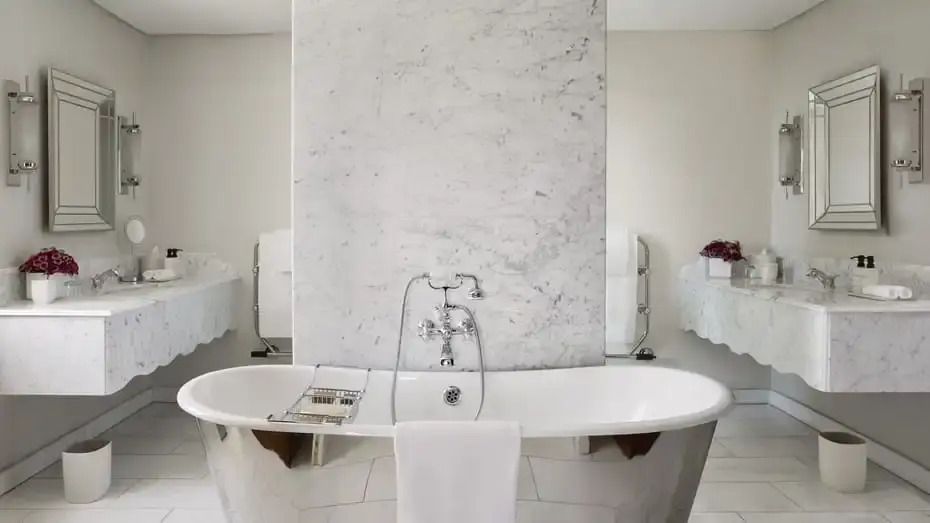 Elegantes Badezimmer mit freistehender Badewanne aus Marmor in der Royal Suite