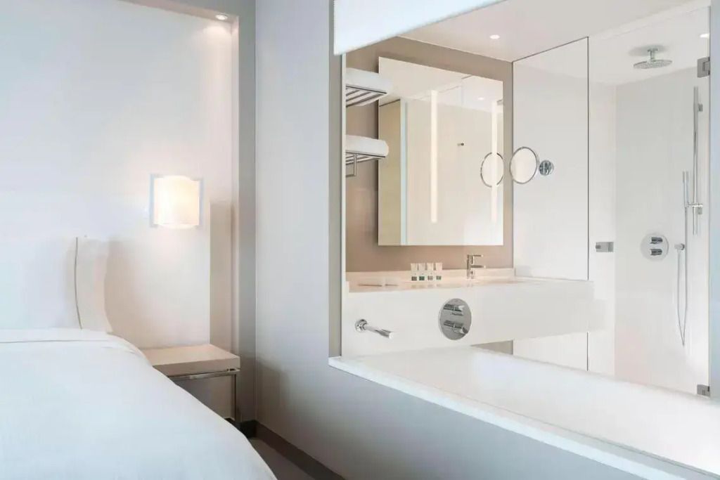 Nahaufnahme eines stilvollen Waschbereichs im modernen Hotelzimmer.