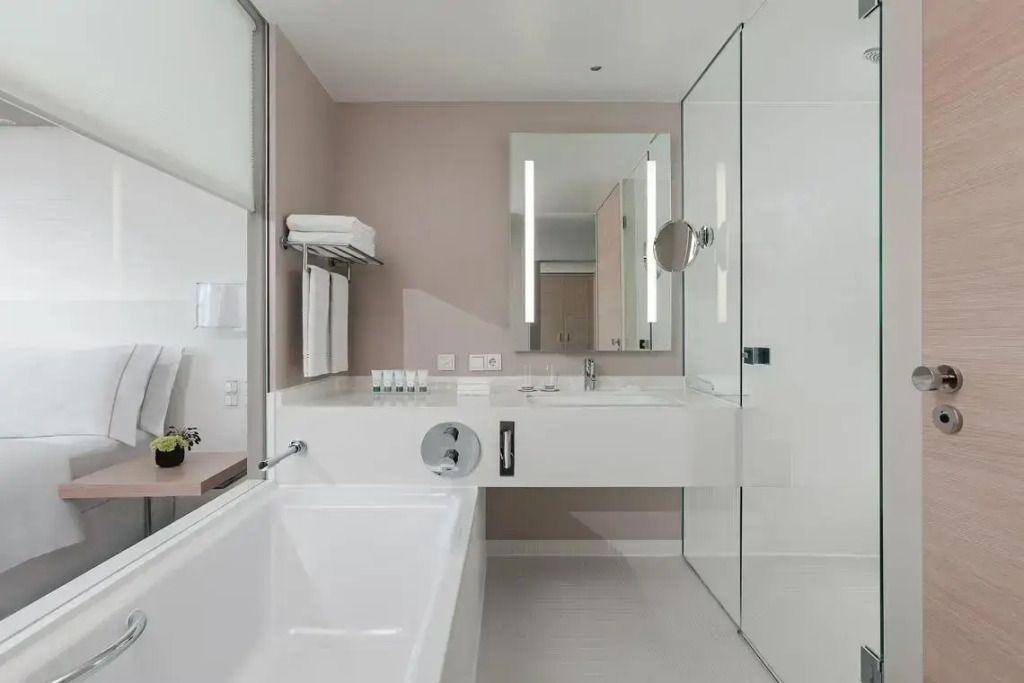 Großzügiges Badezimmer mit Badewanne und geräumigem Waschbereich.