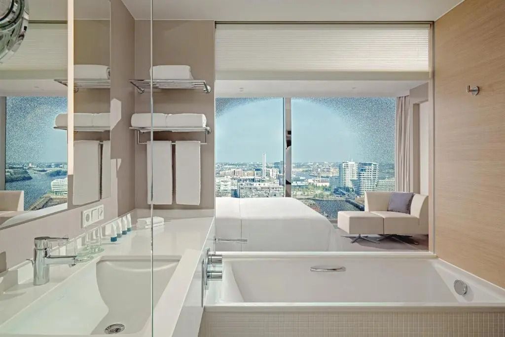 Badezimmer mit Ausblick auf die Stadt und modernes Interieur