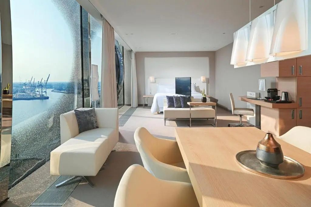 Helle Suite mit Esstisch, modernem Dekor und Blick auf den Fluss.