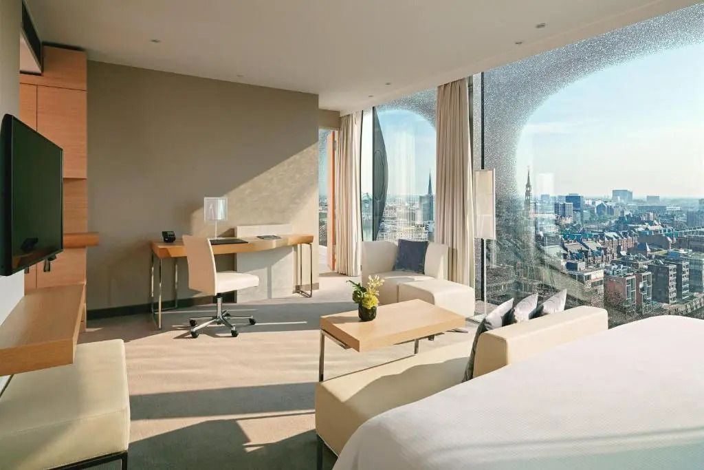 Suite mit Schreibtisch und spektakulärem Ausblick auf die Stadtlandschaft.