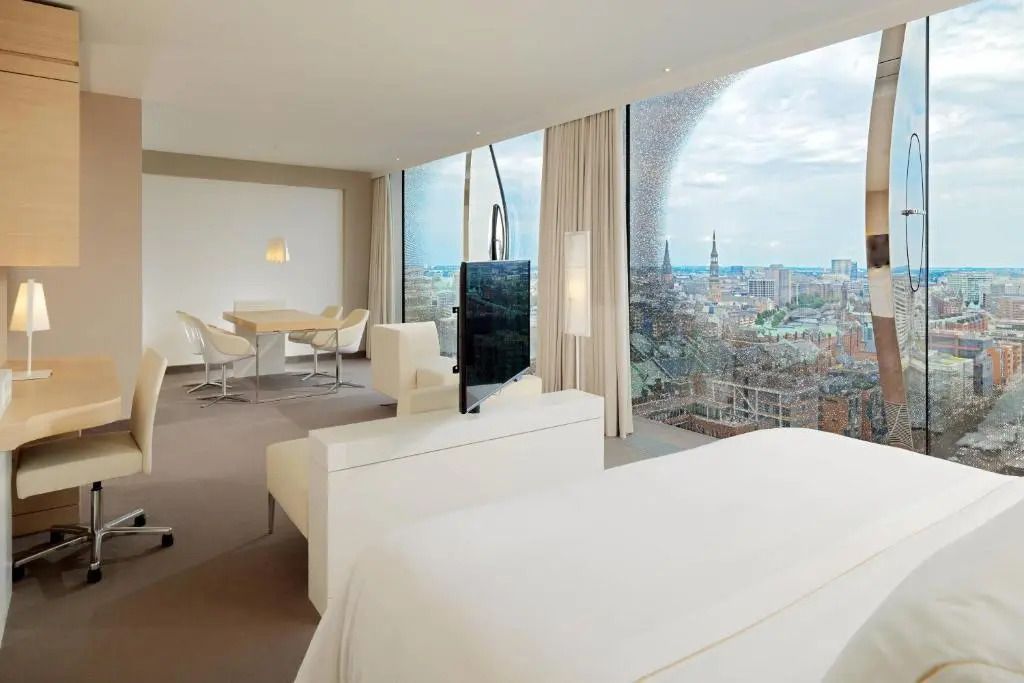 Moderne Suite mit Blick über die Stadt und stilvollem Doppelbett