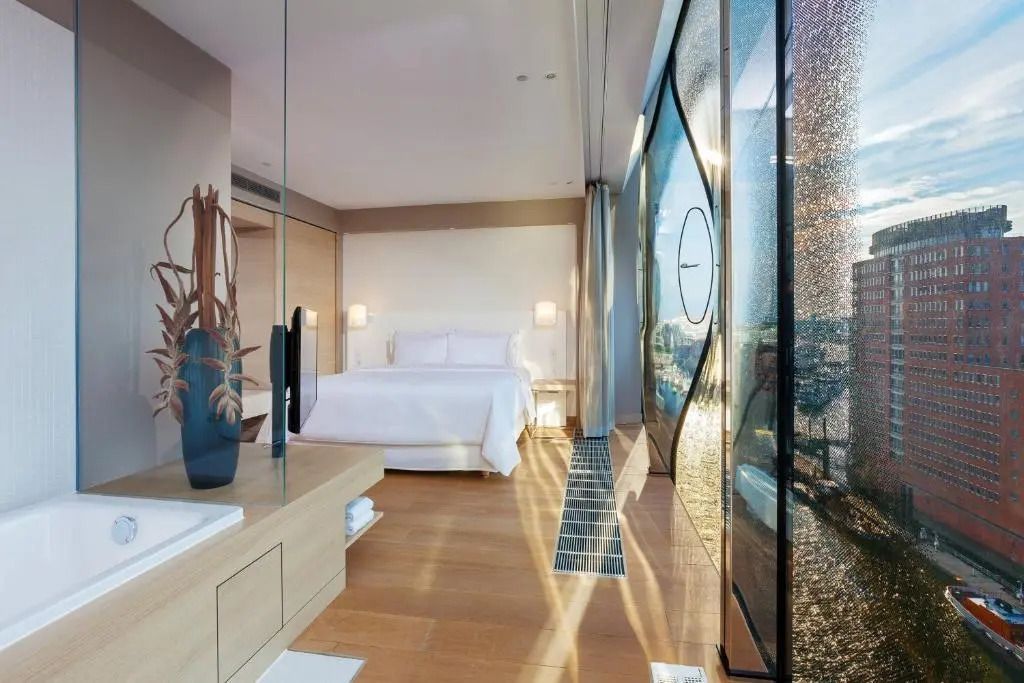 Luxuriöses Zimmer mit großem Fenster und Blick auf die Elbphilharmonie