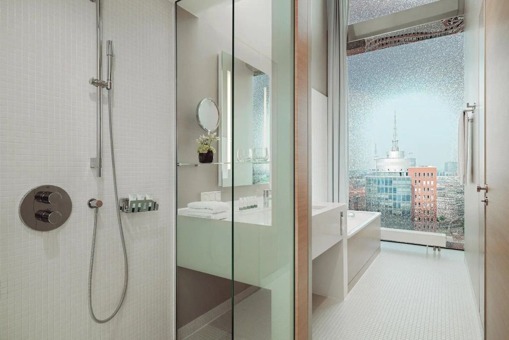 Modernes Badezimmer mit Dusche und Blick auf die Stadt