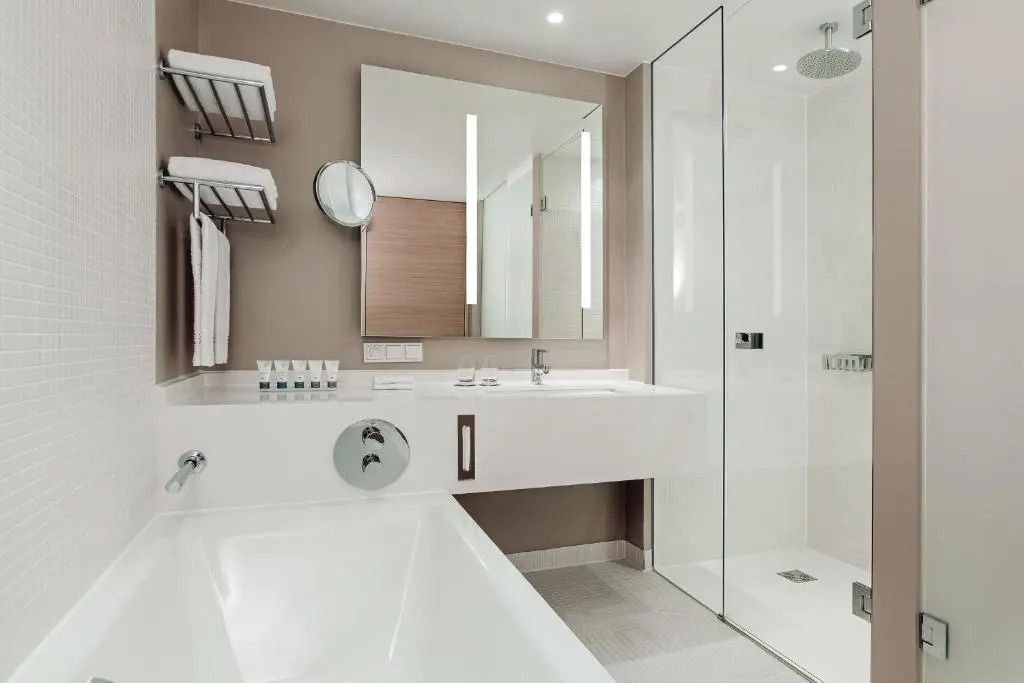 Elegantes Badezimmer in Weißtönen mit großzügiger Dusche