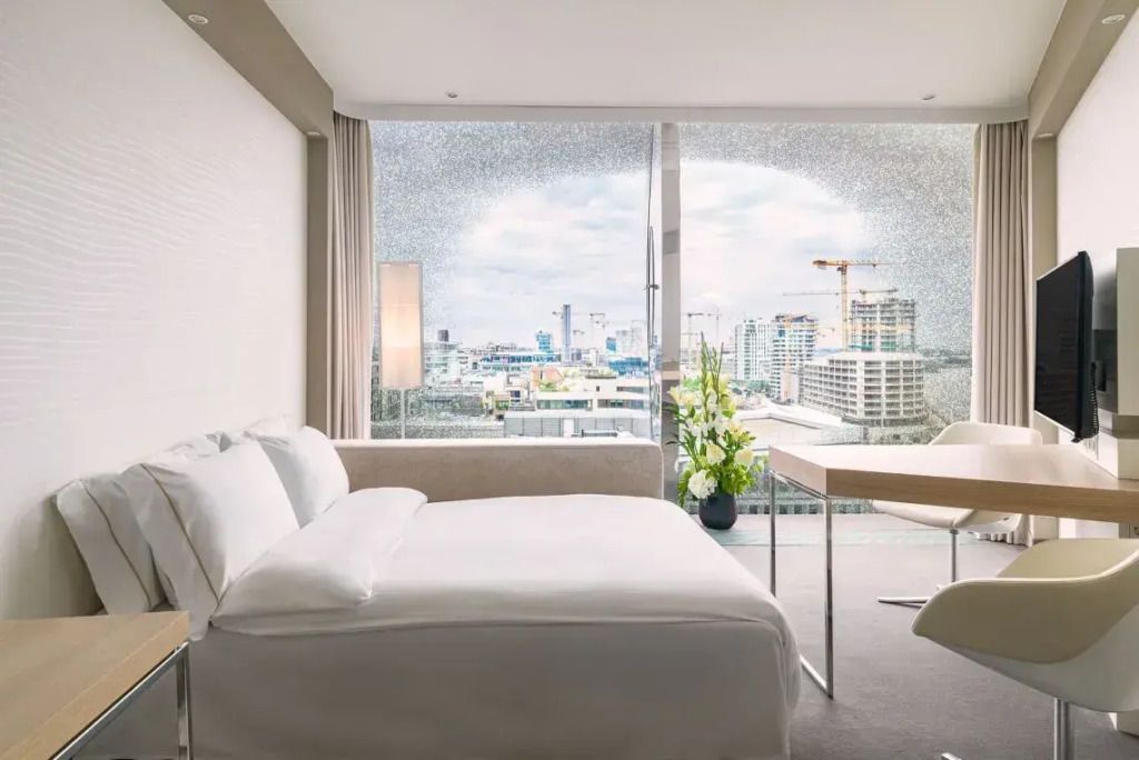 Helles Zimmer mit Doppelbett, Panoramafenster und Stadtblick