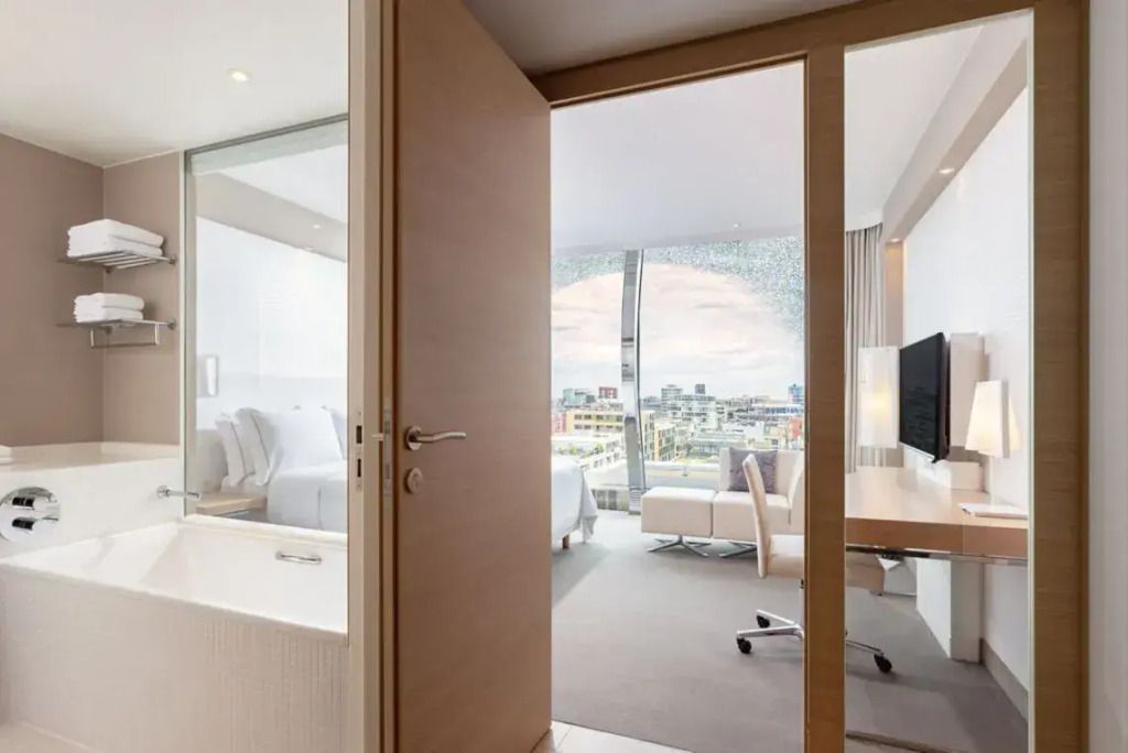 Blick vom Eingang in das helle Zimmer mit Stadtblick