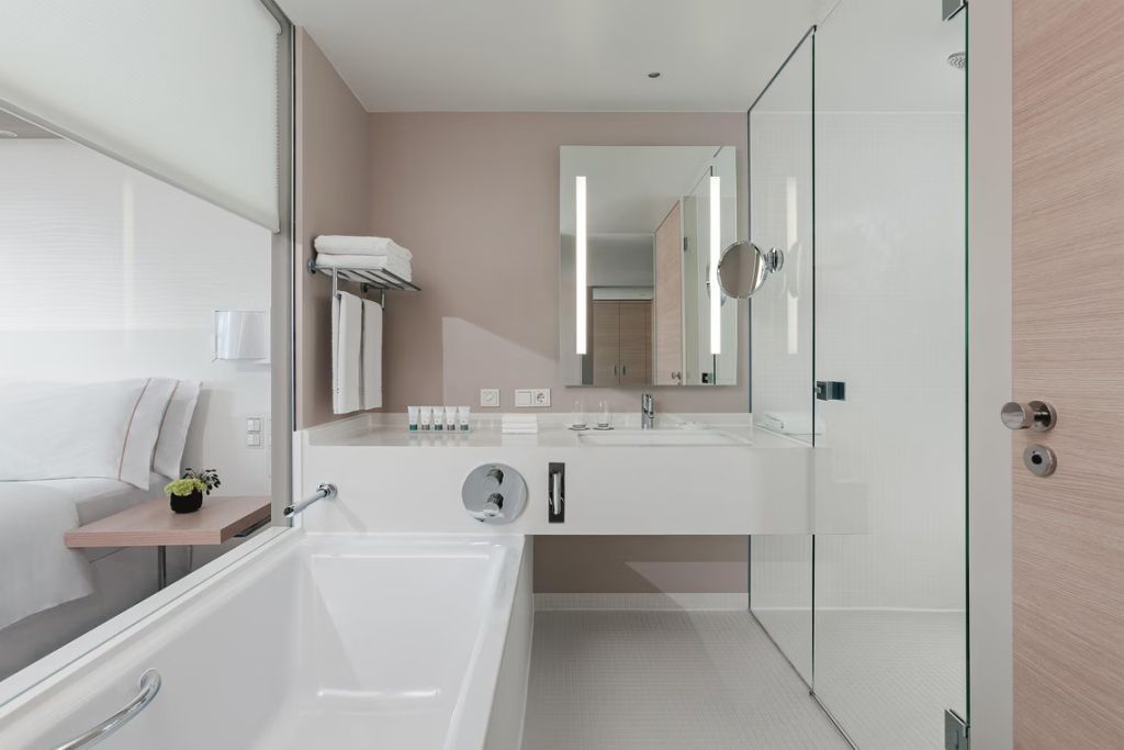 Modernes Badezimmer mit Badewanne und großen Spiegeln