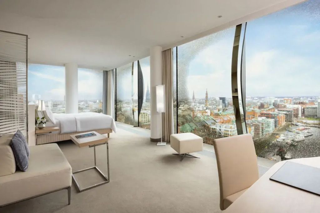 Luftige Suite mit Panoramafenstern und weitem Ausblick über die Stadt