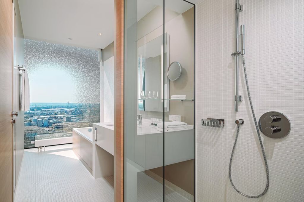 Elegantes Badezimmer mit Dusche und weiten Ausblicken auf die Stadt