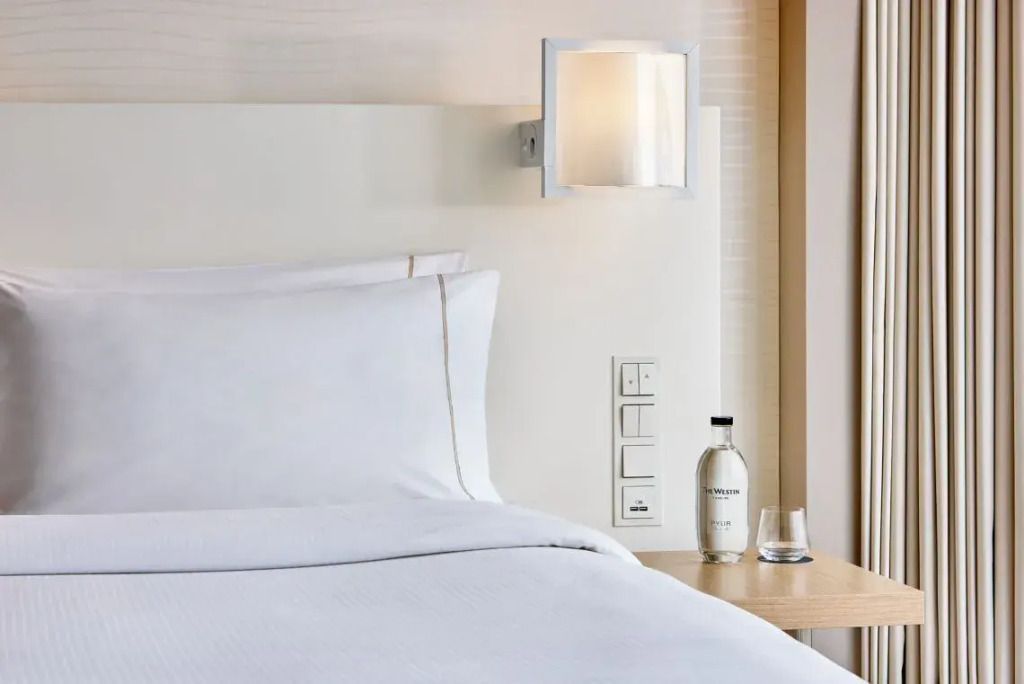Eleganter Übernachtungsbereich mit modernem Design und Zubehör im Westin Hamburg.
