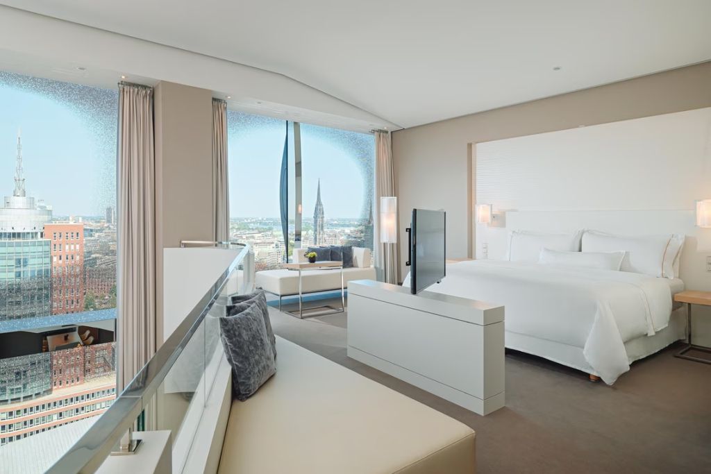 Maisonette-Suite mit Panoramablick auf die Stadt und moderne Einrichtung im Westin Hamburg.
