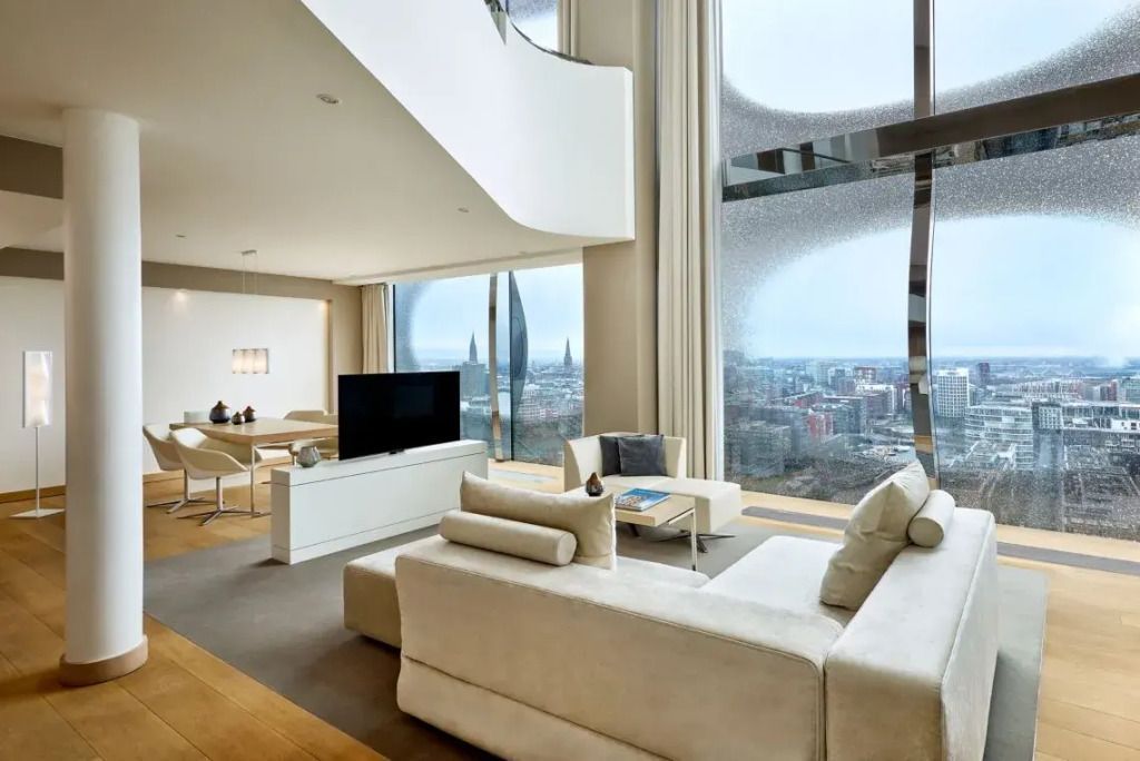 Großzügige Maisonette-Suite mit Panoramafenstern und moderner Ausstattung im Westin Hamburg.