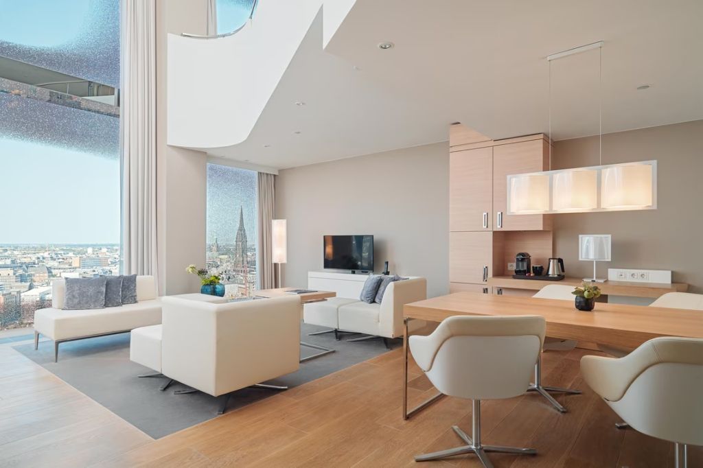 Offene Wohnküche in Suite mit stilvollem Interieur und großem Fenster im Westin Hamburg.