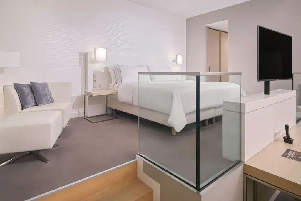Elegantes Zimmer mit Glasgeländer und minimalistischem Design