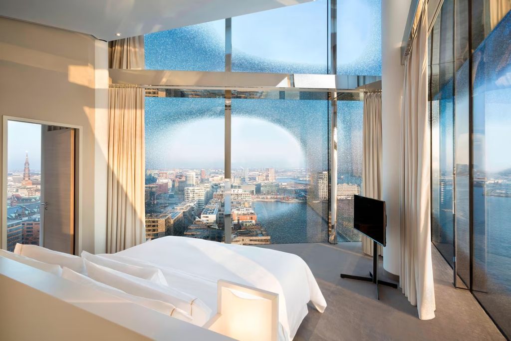 Geräumiges Schlafzimmer mit riesigem Fenster und beeindruckendem Hafenblick