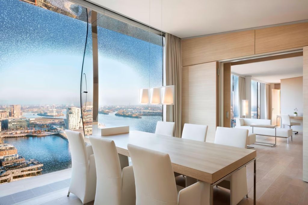 Essbereich mit großem Fenster und herrlicher Aussicht auf die Elbe