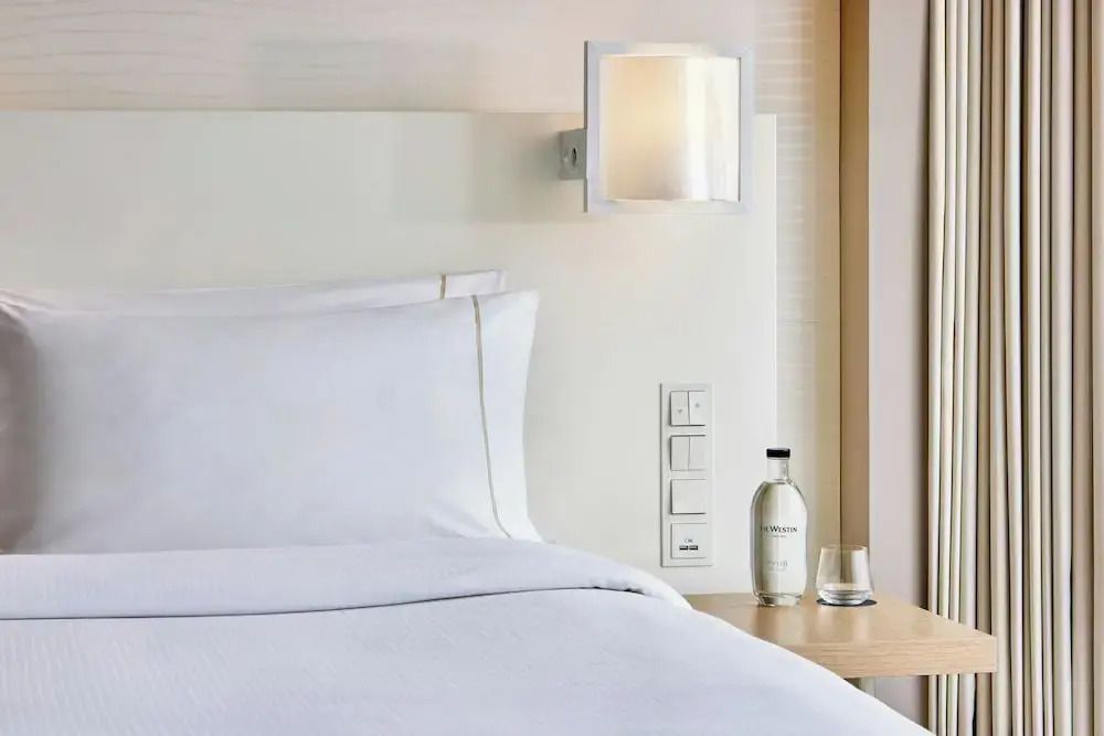 Modernes Hotelzimmer mit Doppelbett und eleganter Beleuchtung