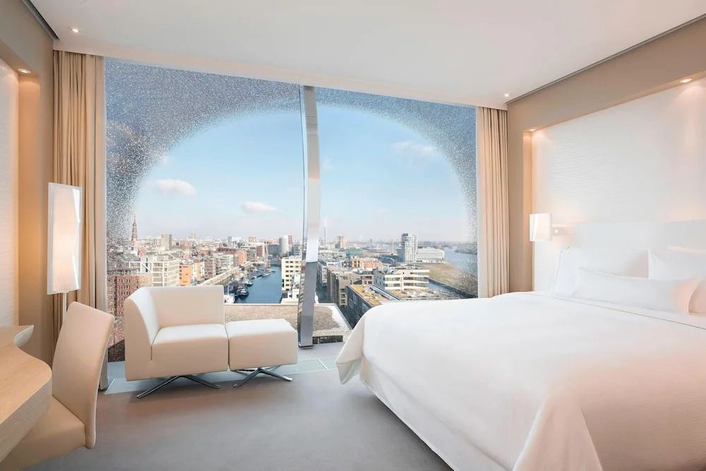 Zimmer mit Panoramafenster und atemberaubendem Teilblick auf die Stadt