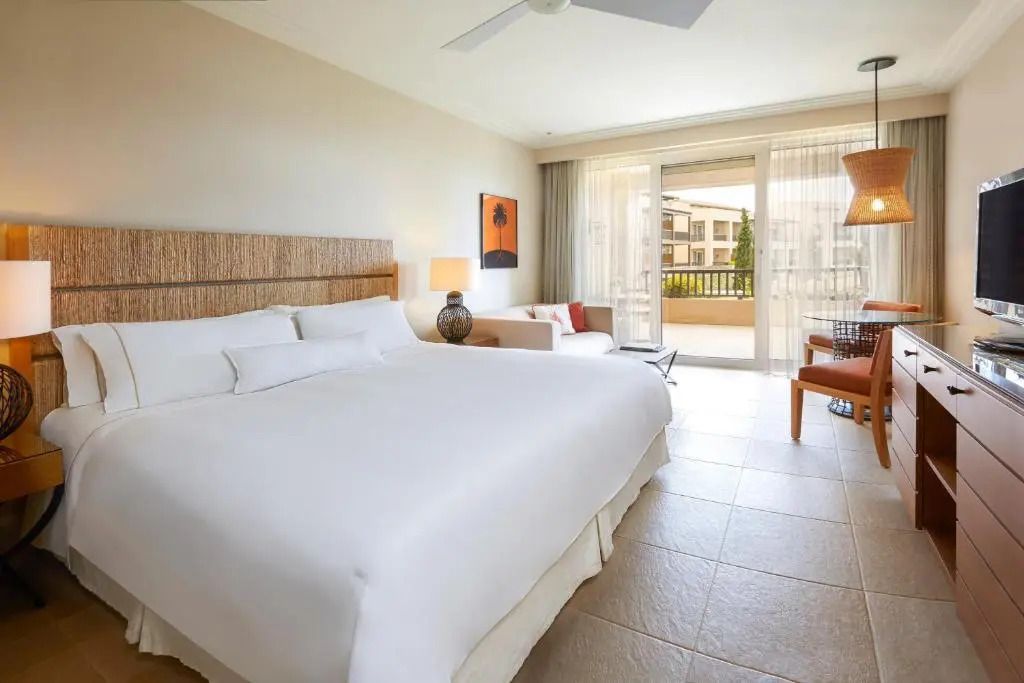 Helles Deluxe Doppelzimmer mit Balkonblick im The Romanos Costa Navarino