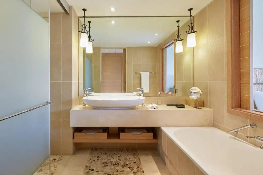 Luxuriöses Badezimmer mit großer Badewanne im The Romanos Costa Navarino