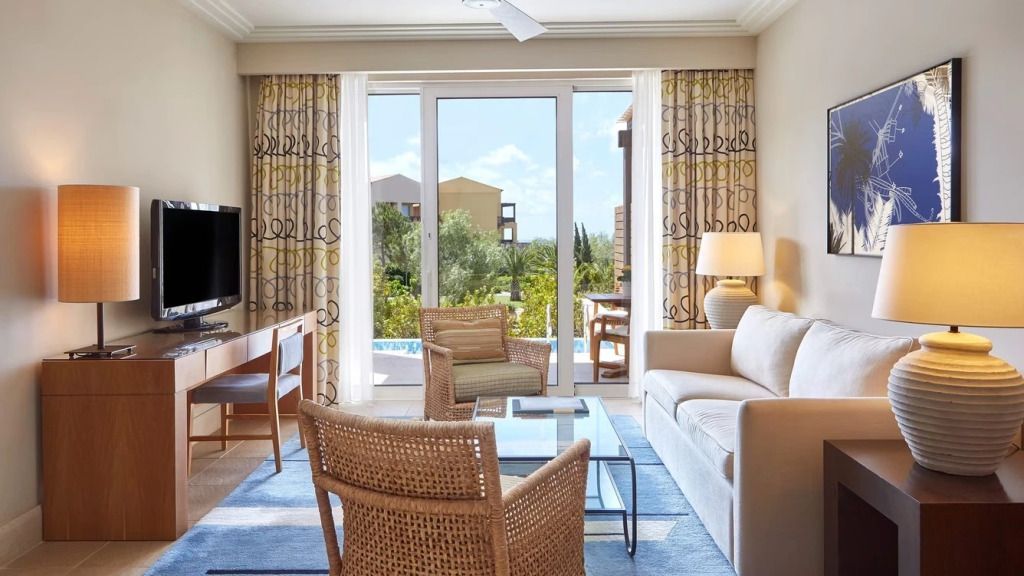 Wohnzimmer mit modernem Dekor und Blick auf die Umgebung