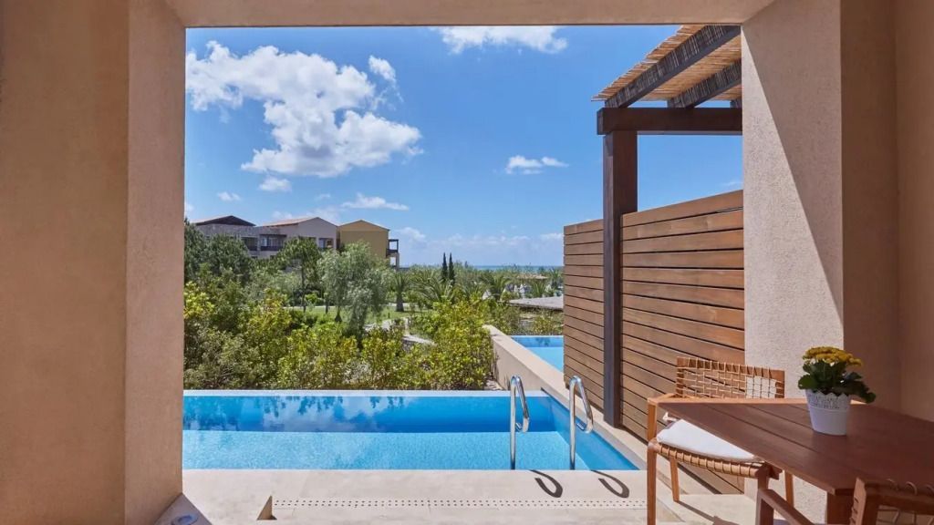 Infinity-Pool mit atemberaubendem Blick auf Gartenlandschaft