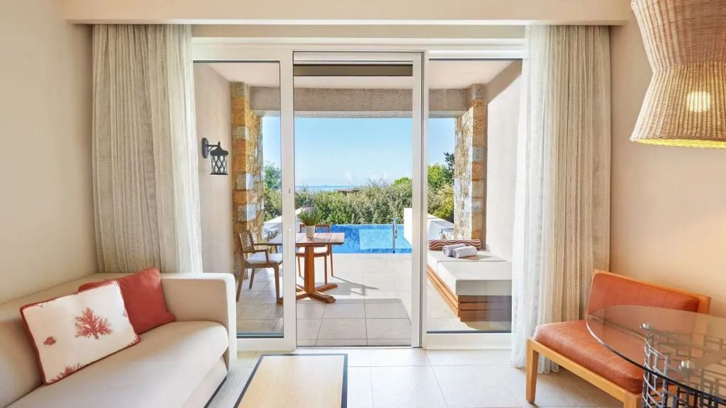 Terrasse mit Blick auf den privaten Pool und die grüne Landschaft