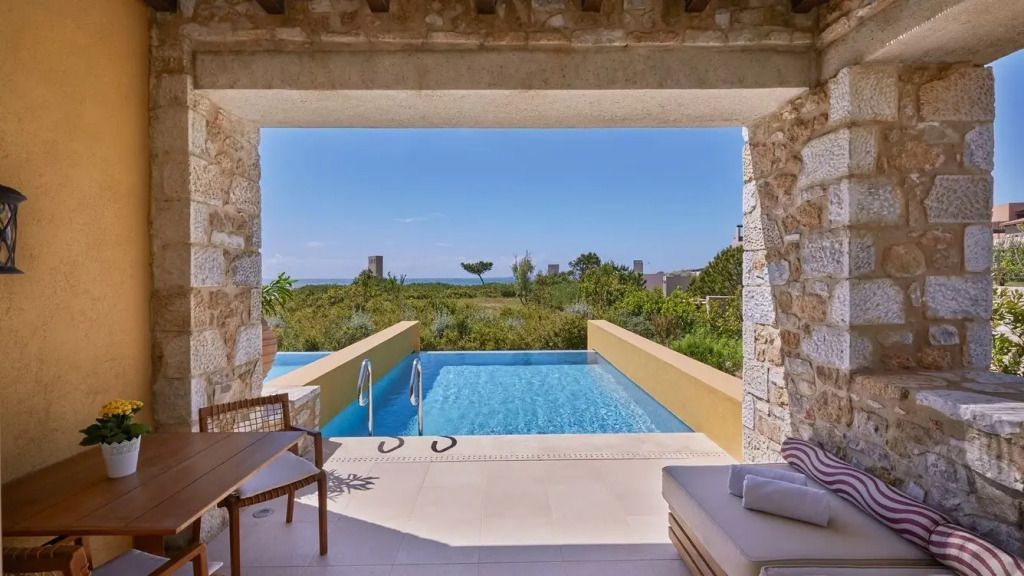 Infinity-Pool mit Ausblick auf die umliegende Natur