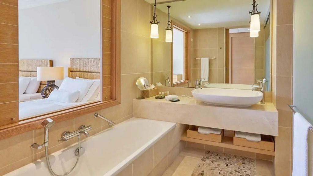 Elegantes Badezimmer mit Badewanne und großen Spiegeln
