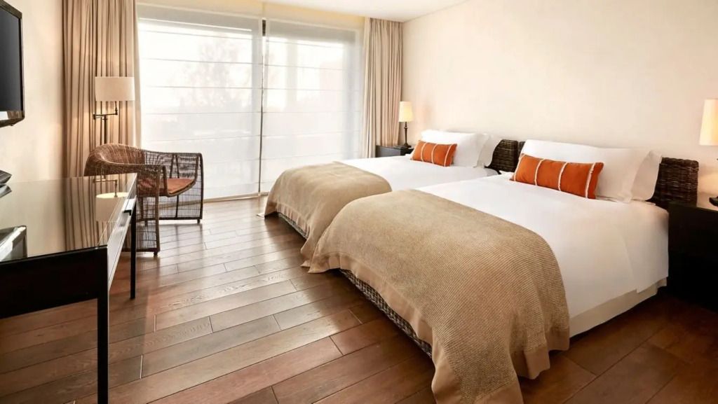 Doppelzimmer mit zwei Betten und stilvollem Interieur in der Methoni Villa.