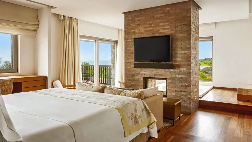 Luxuriöses Schlafzimmer mit TV und Meerblick in der Methoni Villa.