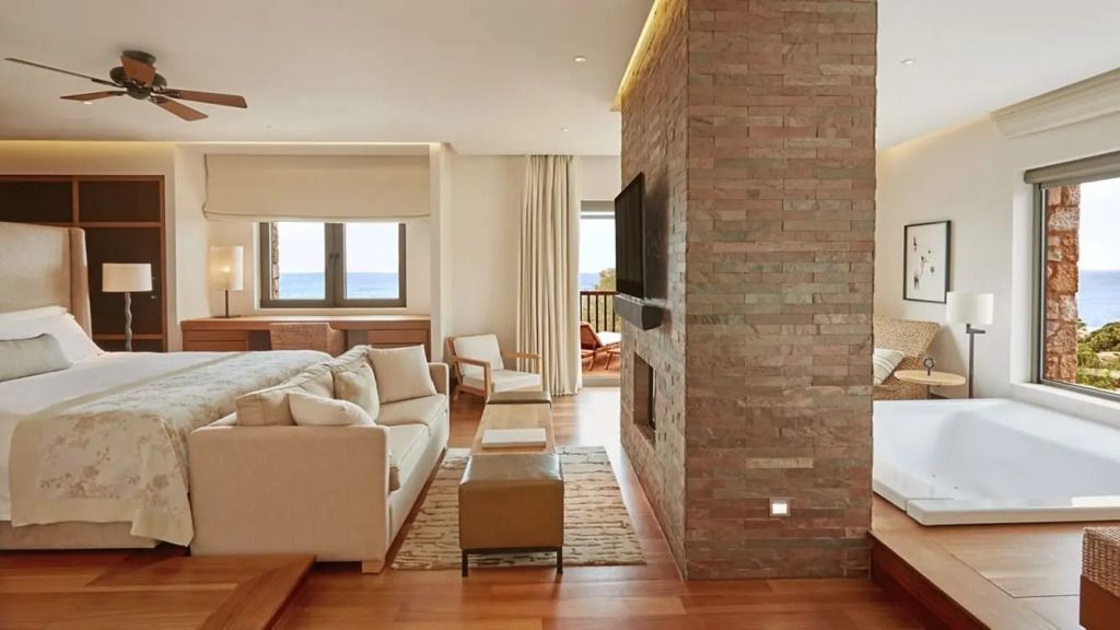 Geräumiges Wohnzimmer mit moderner Einrichtung und Meerblick.