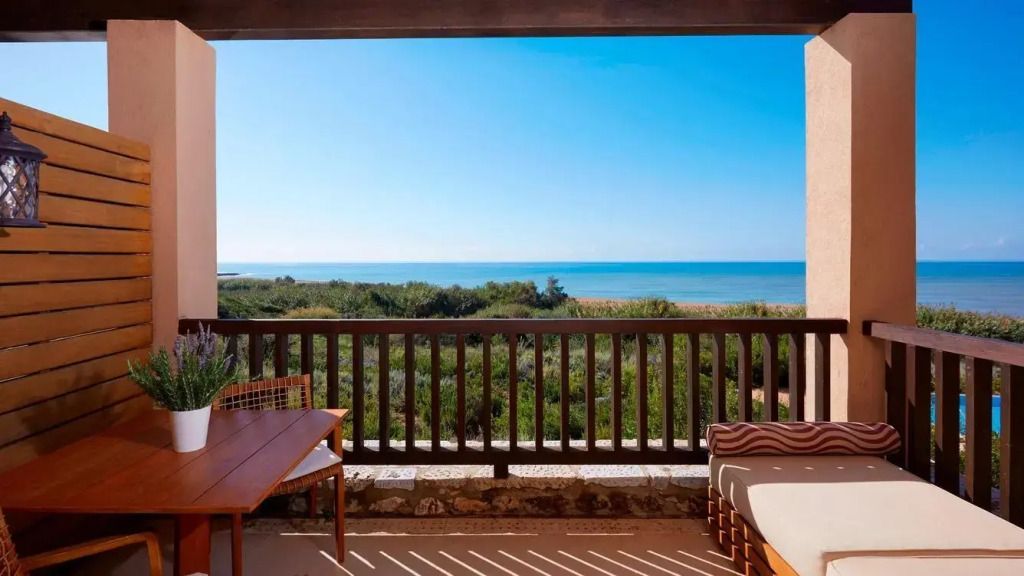 Blick vom Balkon auf das Meer im Hotel The Romanos, Costa Navarino