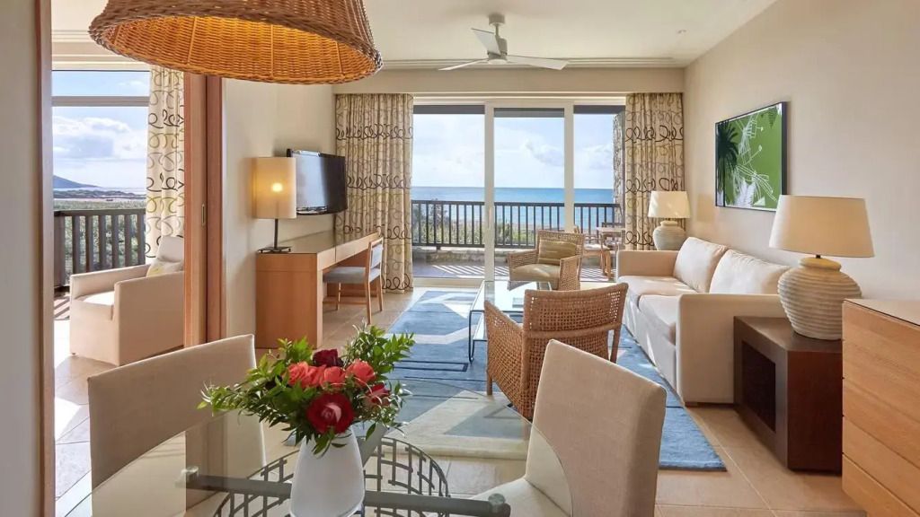 Wohnbereich der Suite mit stilvoller Einrichtung und Meeresblick