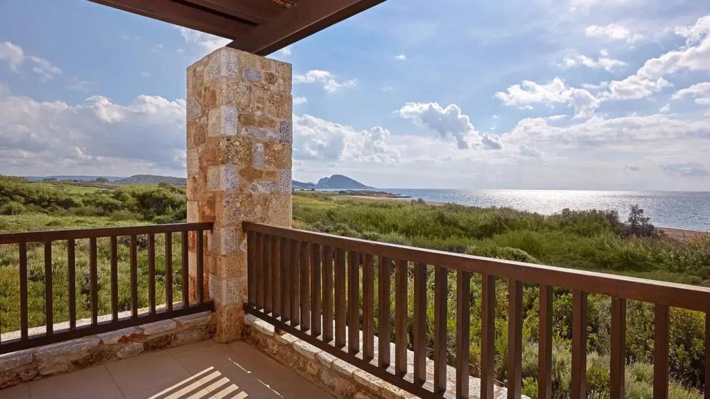 Blick von einem Balkon auf das Meer bei Sonnenschein