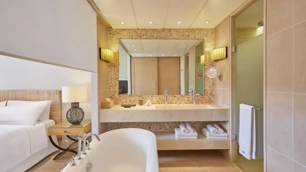 Modernes Badezimmer mit Badewanne und Doppelwaschbecken