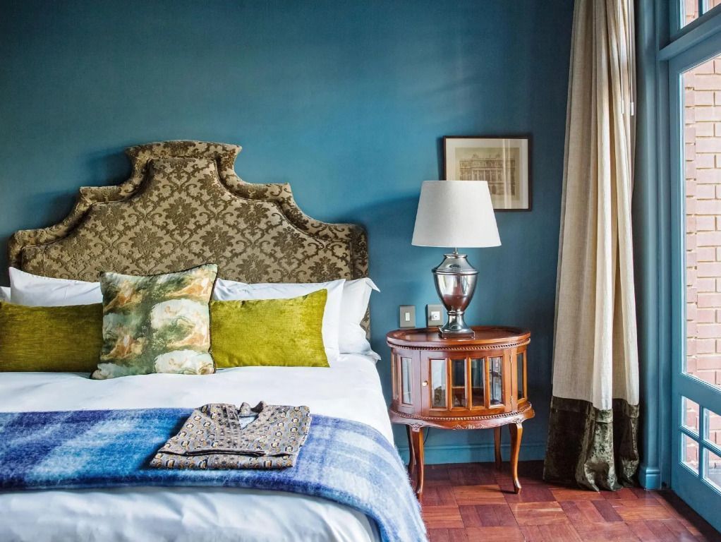 Elegantes Deluxe Zimmer mit blauem Akzent und klassischem Design