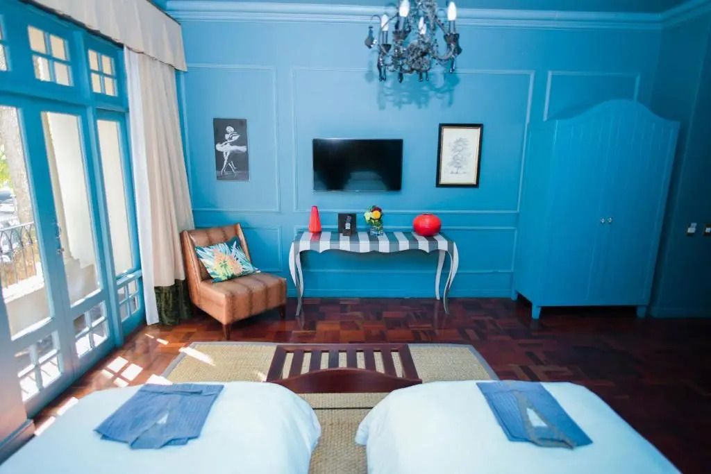 Zimmer mit gemütlicher Sitzecke und Wandfernseher