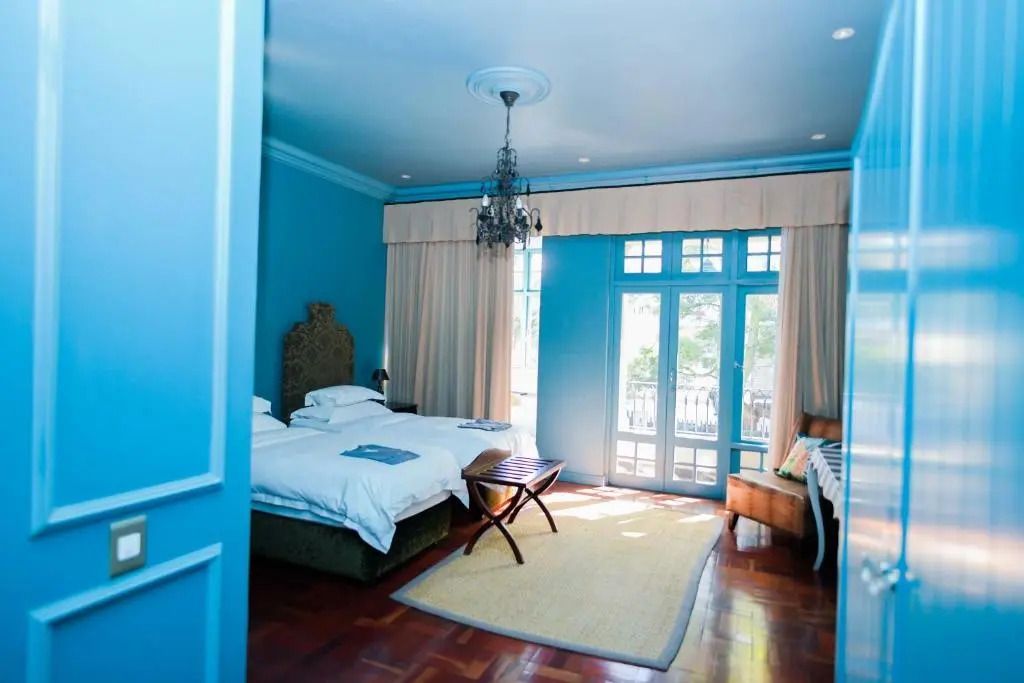 Helles Zimmer mit Doppelbett und Zugang zu Balkon